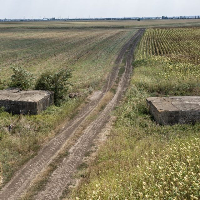 Battery with 6 fixed eclipse cupolas